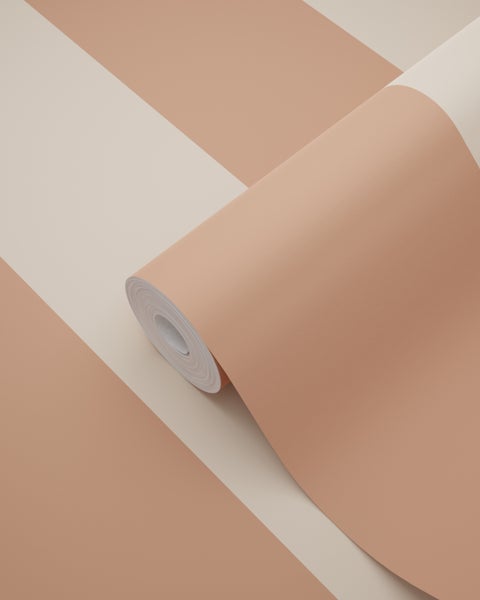 Rolle mit gestreifter Tapete in warmen Erdtönen, modernes Design für die Wandgestaltung.