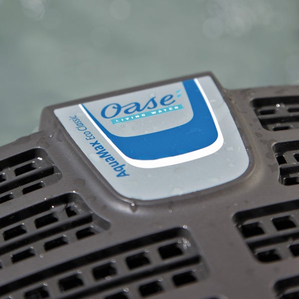 Nahaufnahme der Filtergehäuse-Oberseite einer Oase AquaMax Eco Classic Teichpumpe mit Oase Logo.