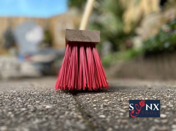 Kehrbesen mit Holzstiel und Kunststoffborsten