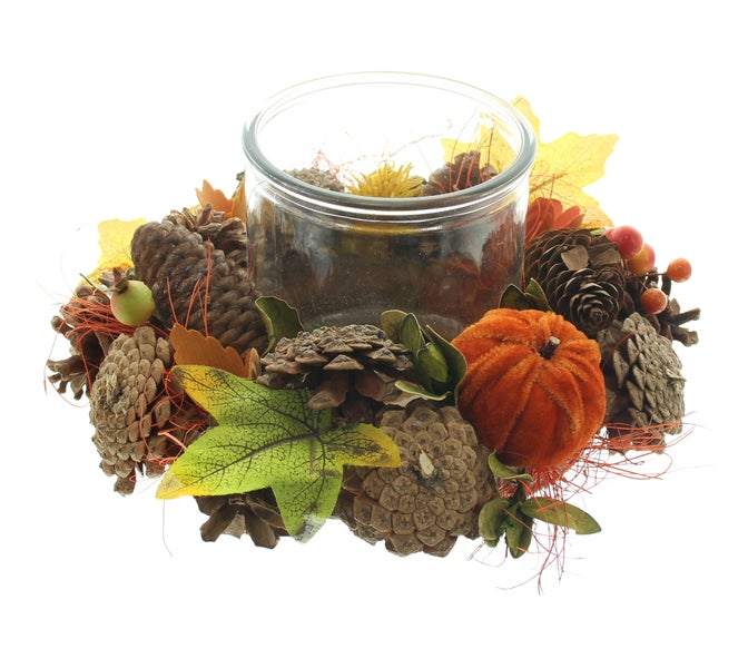 Dekoration mit Glas, Tannenzapfen, Blättern und Kürbis