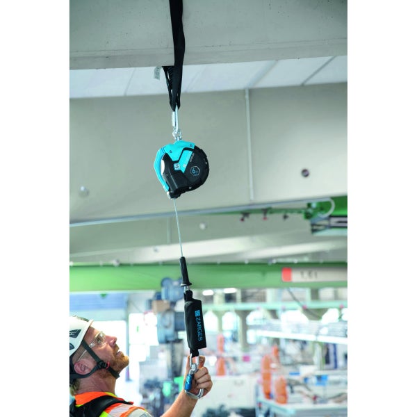Zarges Exhelon Höhensicherungsgerät mit Person