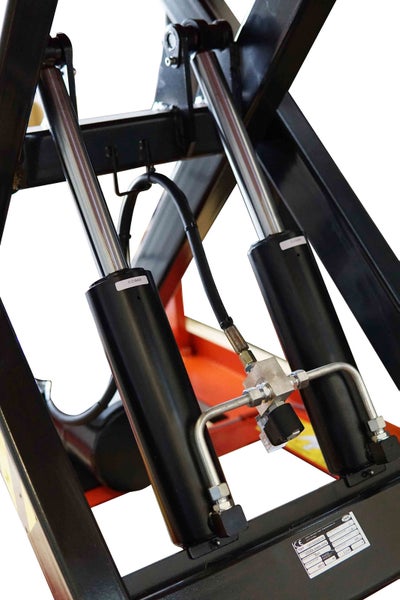 Detailaufnahme eines hydraulischen Scherenhubtisches, der die Mechanik des Hebemechanismus zeigt.