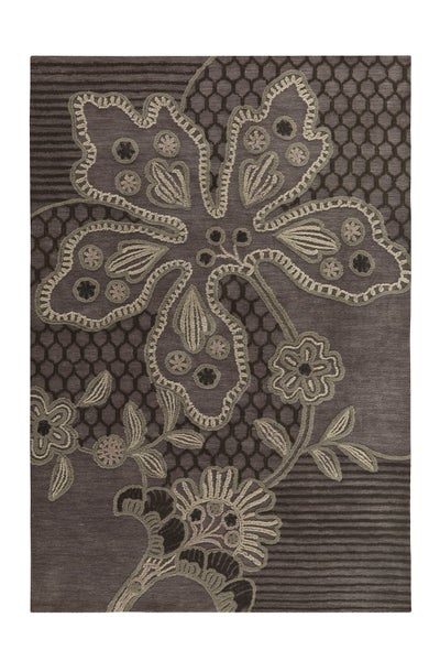 Teppich mit floralem Muster, verschiedenen Blumenmotiven und Strukturen wie Waben und Streifen.