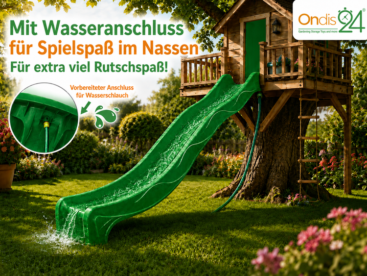 Grüne Wellenrutsche mit Wasseranschluss an einem hölzernen Baumhaus in einem Garten. Ondis24 Logo.
