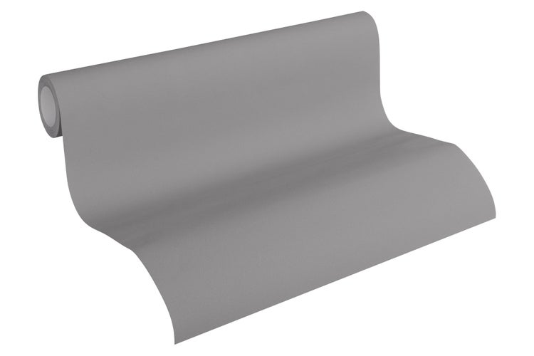 Innenraum mit Holzmöbeln, Regal und dekorativer Wandverkleidung