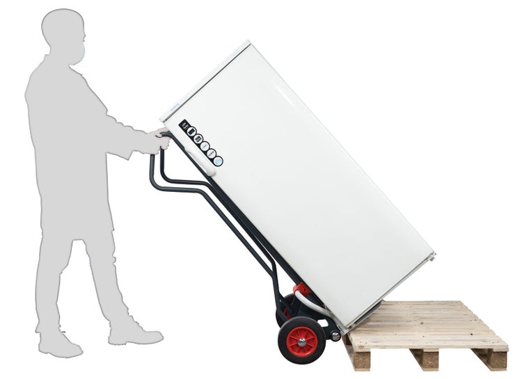 Person transportiert eine Wärmekabine mit einer Sackkarre auf einer Palette.