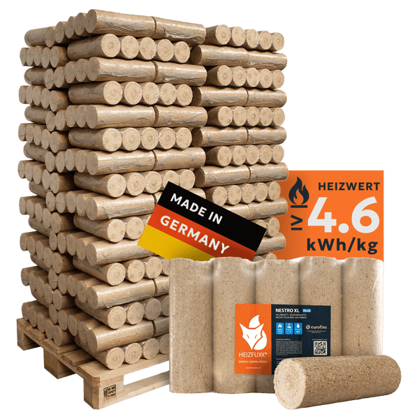Holzbriketts Nestro XL auf Palette, Einzelpaket und Brikett davor. Made in Germany, Heizwert 4,6 Kilowattstunden pro Kilogramm. Heizfuxx Logo.