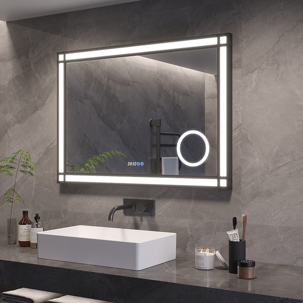 Rechteckiger Badezimmerspiegel mit LED Beleuchtung, integriertem Kosmetikspiegel, Uhrzeitanzeige und Touch Steuerung über einem Aufsatzwaschbecken.