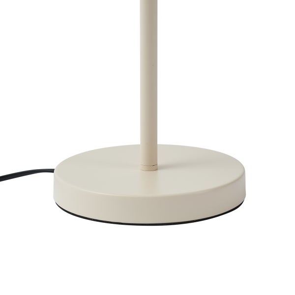 Beigefarbener runder Lampenfuß aus Metall mit einem schmalen Standrohr und einem Netzkabel.