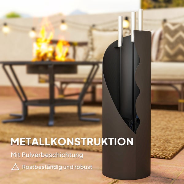 Kaminholzregal aus Metall mit Kaminbesteck im Garten