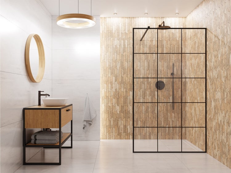 Modernes Badezimmer mit begehbarer Dusche mit schwarzer Rasterwand, Wandfliesen in Holzoptik, einem Holzwaschtisch und rundem Spiegel.