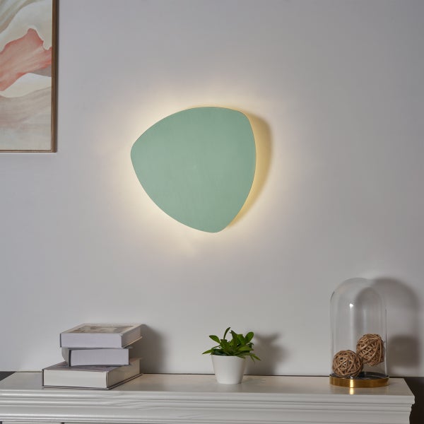 Moderne Wandleuchte aus Holz im Flur