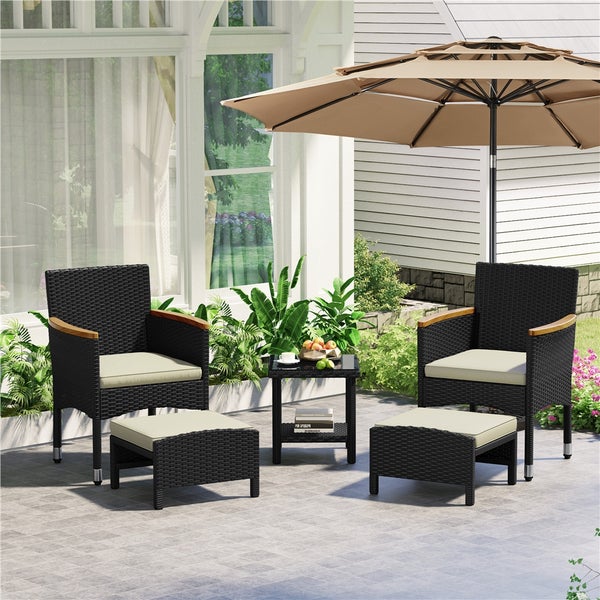 Gartenmöbel-Set mit zwei Korbsesseln, Fußhockern, Beistelltisch und Sonnenschirm für den Außenbereich