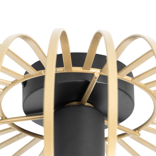 Detailaufnahme einer Deckenleuchte mit einem Lampenschirm aus Metallstäben