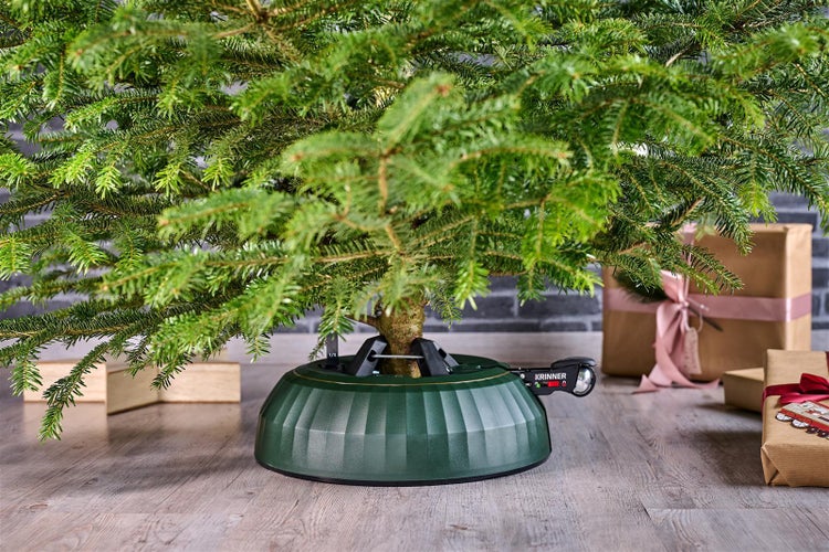 Weihnachtsbaum mit Baumständer und Geschenken