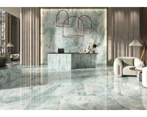 Moderne Hotellobby mit glänzenden Fliesen in Marmoroptik am Boden und an der Wand, kombiniert mit einer eleganten Rezeption und Designerleuchten.