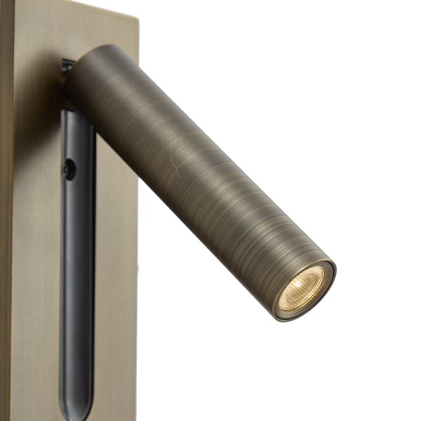 Wandleuchte aus Messing mit verstellbarem zylindrischem Strahler und warmweißem Licht.