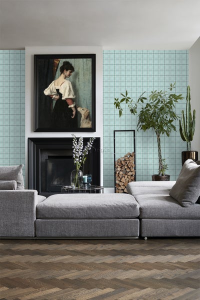 Wohnzimmer mit karierter Tapete, Sofa und Kamin.