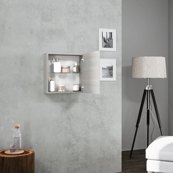 Badezimmer mit offenem Spiegelschrank und Dekorationsartikeln