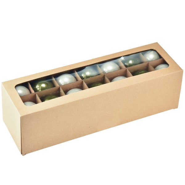 Karton mit Christbaumkugeln