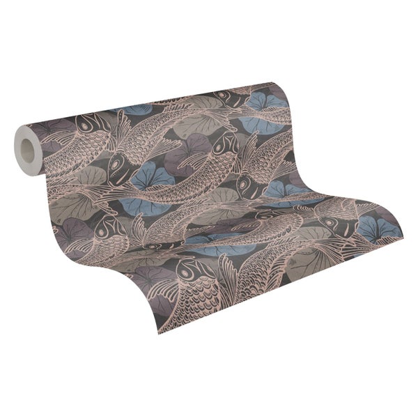 Raumansicht mit gemusterter Tapete, Tisch mit Teekanne und Pflanze