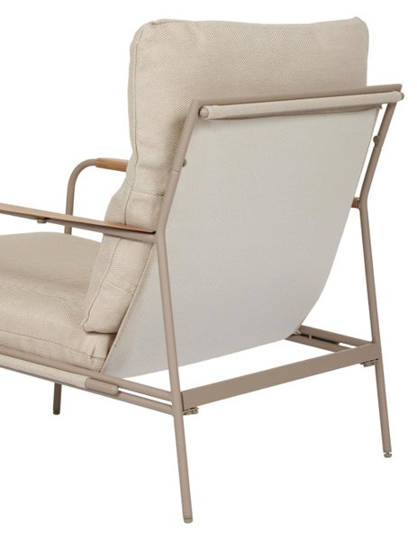 Rückansicht eines Garten-Lounge-Sessels mit Metallgestell, Stoffpolstern und Holzelementen an den Armlehnen.