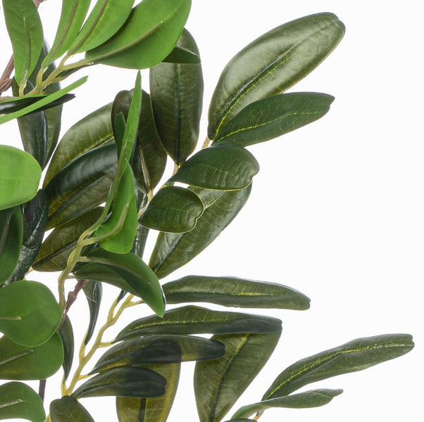 Nahaufnahme von künstlichen, grünen Olivenblättern an einem Zweig.