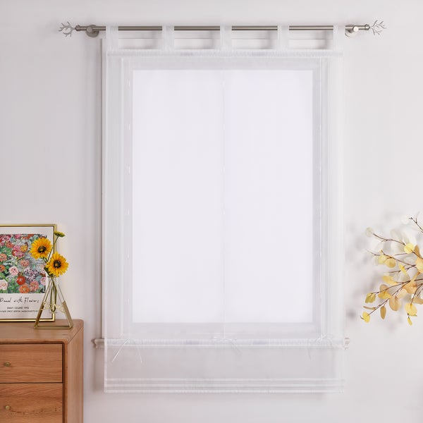 Fenster mit weißem, transparentem Flächenvorhang