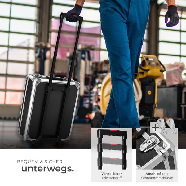 Handwerker zieht einen rollbaren Werkzeugkoffer mit verstellbarem Teleskopgriff und abschließbaren Schnappverschlüssen inklusive Schlüsseln.