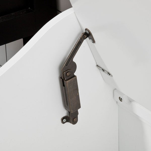 Detailansicht eines Möbelstücks mit Scharnierbeschlag