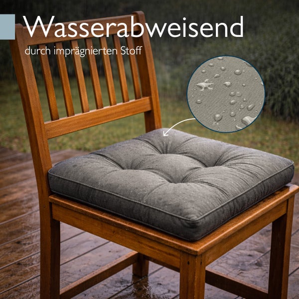 Wasserabweisendes Stuhlkissen mit imprägniertem Stoff auf einem Holzstuhl im Freien.