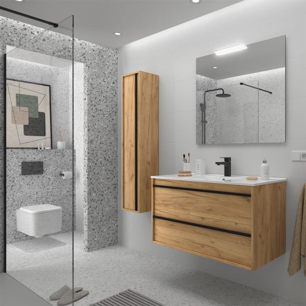 Modernes Bad mit Waschtisch in Eichenoptik, schwarzer Armatur, LED-Spiegel und begehbarer Dusche mit Terrazzo-Fliesen.