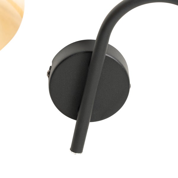 Detailansicht einer Wandleuchte mit Leuchtmittel und Befestigung