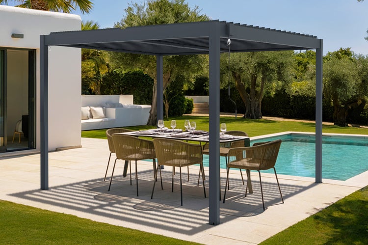 Moderne Pergola mit Lamellendach über einer Essgruppe auf einer Terrasse neben einem Pool.