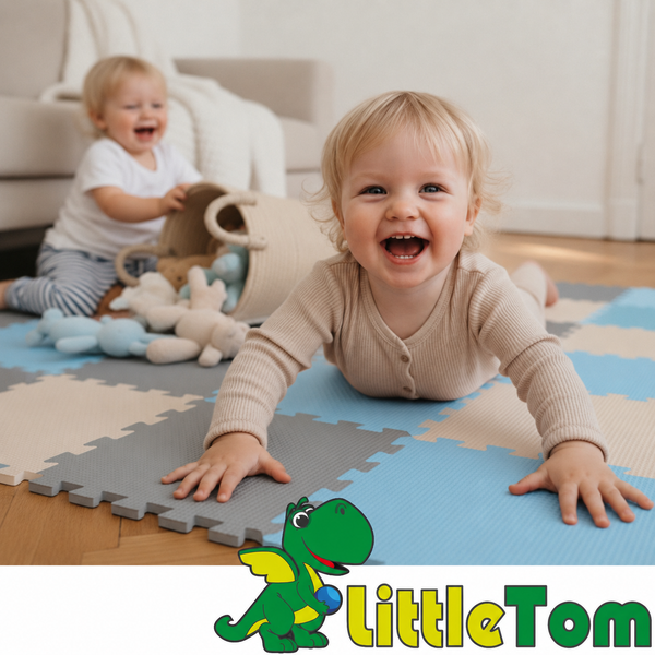 Zwei Kleinkinder spielen auf einer zusammensteckbaren Spielmatte für Kinder mit Little Tom Logo.
