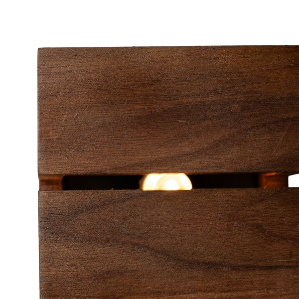Moderne Wandleuchte aus dunklem Holz mit einem horizontalen Lichtaustritt und integrierter Beleuchtung