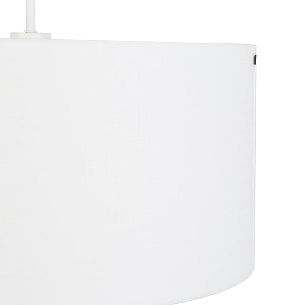 Detailansicht eines weißen, zylindrischen Lampenschirms aus Stoff für eine Pendelleuchte.