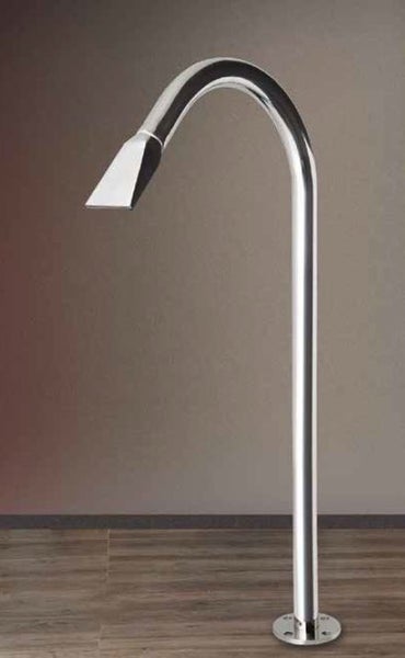 Bodenmontierte Schwalldusche aus Edelstahl für Pools mit breitem Wasserfallauslass.