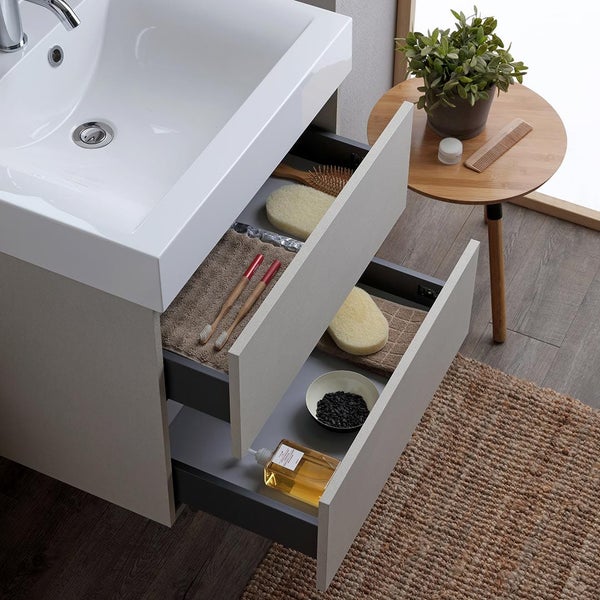Waschtisch mit geöffneten Schubladen im Badezimmer