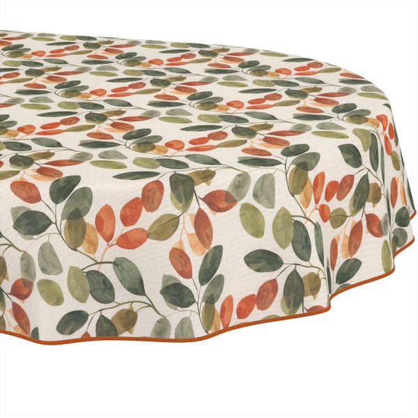 Runde Tischdecke mit Blättermuster in Grün und Orange auf hellem Grund, mit orangefarbenem Rand.