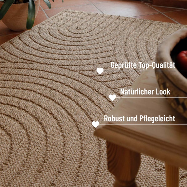 Teppich mit konzentrischem Wellenmuster und natürlicher Optik, robust und pflegeleicht, in Wohnumgebung mit Holztisch und Pflanze.