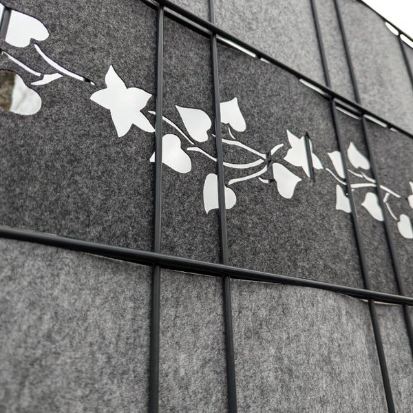 Sichtschutzzaun mit Pflanzenmusterdetail und Metallrahmen