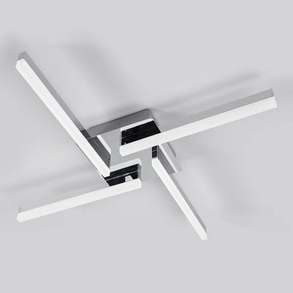 Moderne LED-Deckenleuchte mit vier versetzten linearen Armen aus Metall in Chrom und Kunststoff in Weiß.