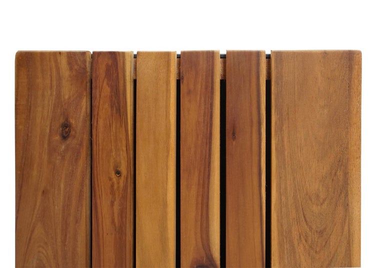 Nahaufnahme von vertikalen Holzlatten mit natürlicher Maserung.