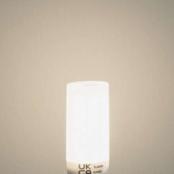 Zylindrisches LED-Leuchtmittel von LUEDD, leuchtend, mit britischer Konformitätskennzeichnung und LUEDD Logo.