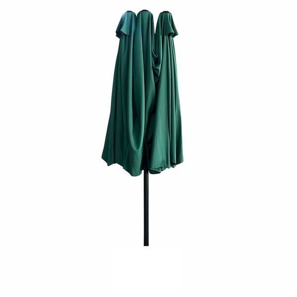 Geschlossener Gartenschirm mit schwarzem Gestell