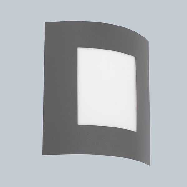 Gekrümmte Außenwandleuchte in Anthrazit mit quadratischer weißer Leuchtfläche.