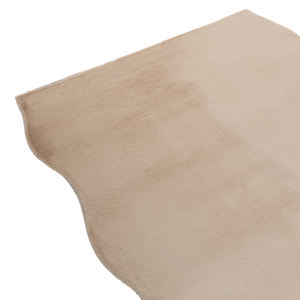 Weicher Kunstfellteppich in Beige, Fellform, Nahaufnahme der Textur.