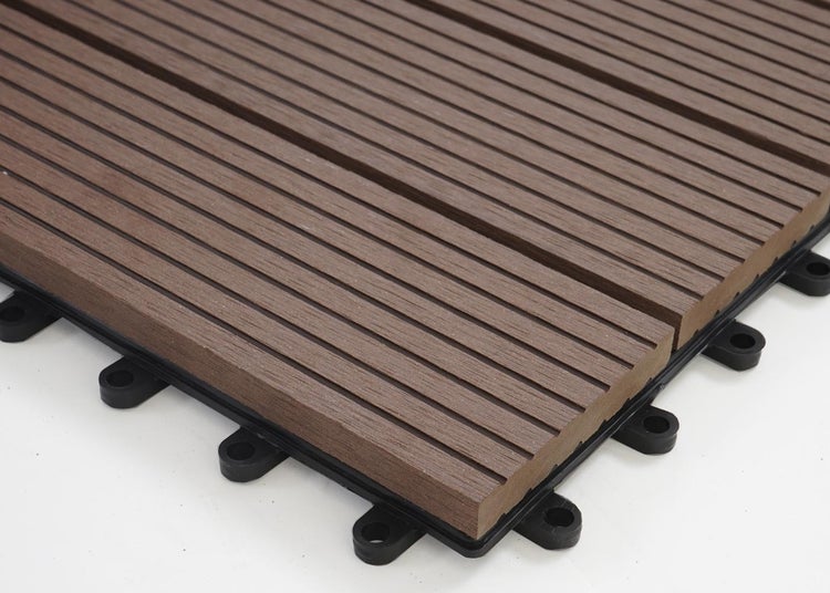 WPC-Terrassenfliese mit Klicksystem und geriffelter Oberfläche.