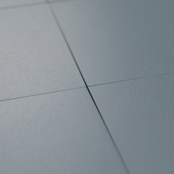 Fliesenbelag aus Feinsteinzeug mit matter Oberfläche und präzisen Fugenbild